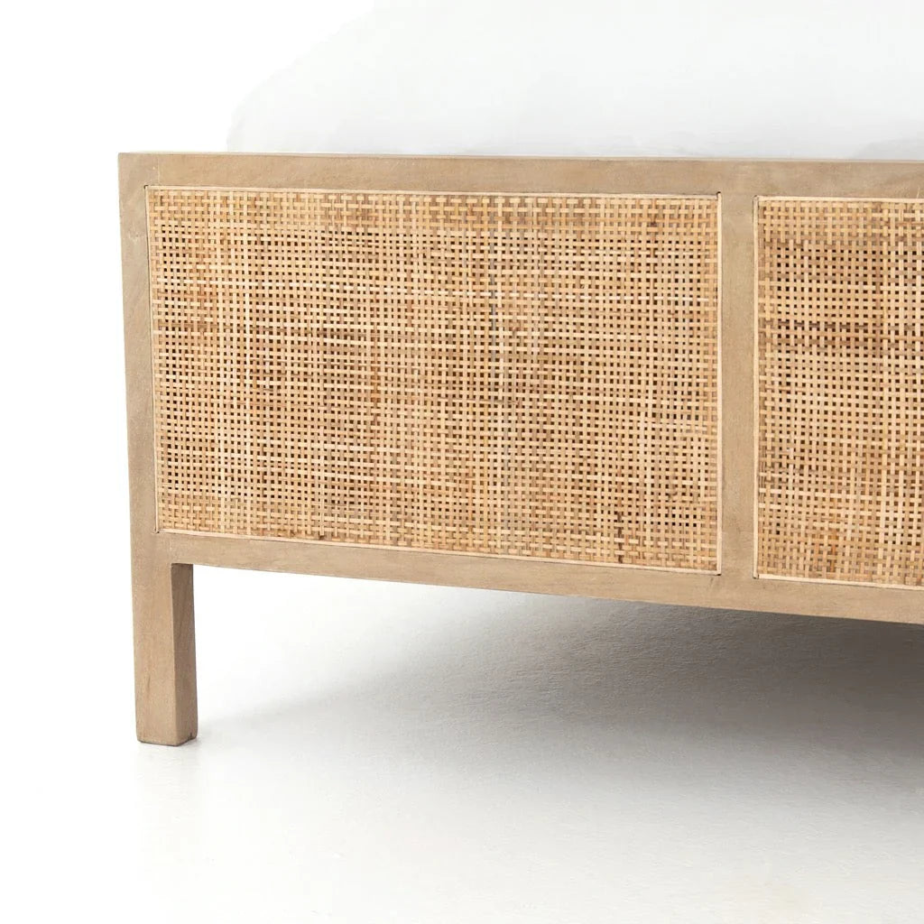 Cama Sydney de Madera de Mango Natural y Ratán Tejido – Elegancia Natural y Textura Auténtica