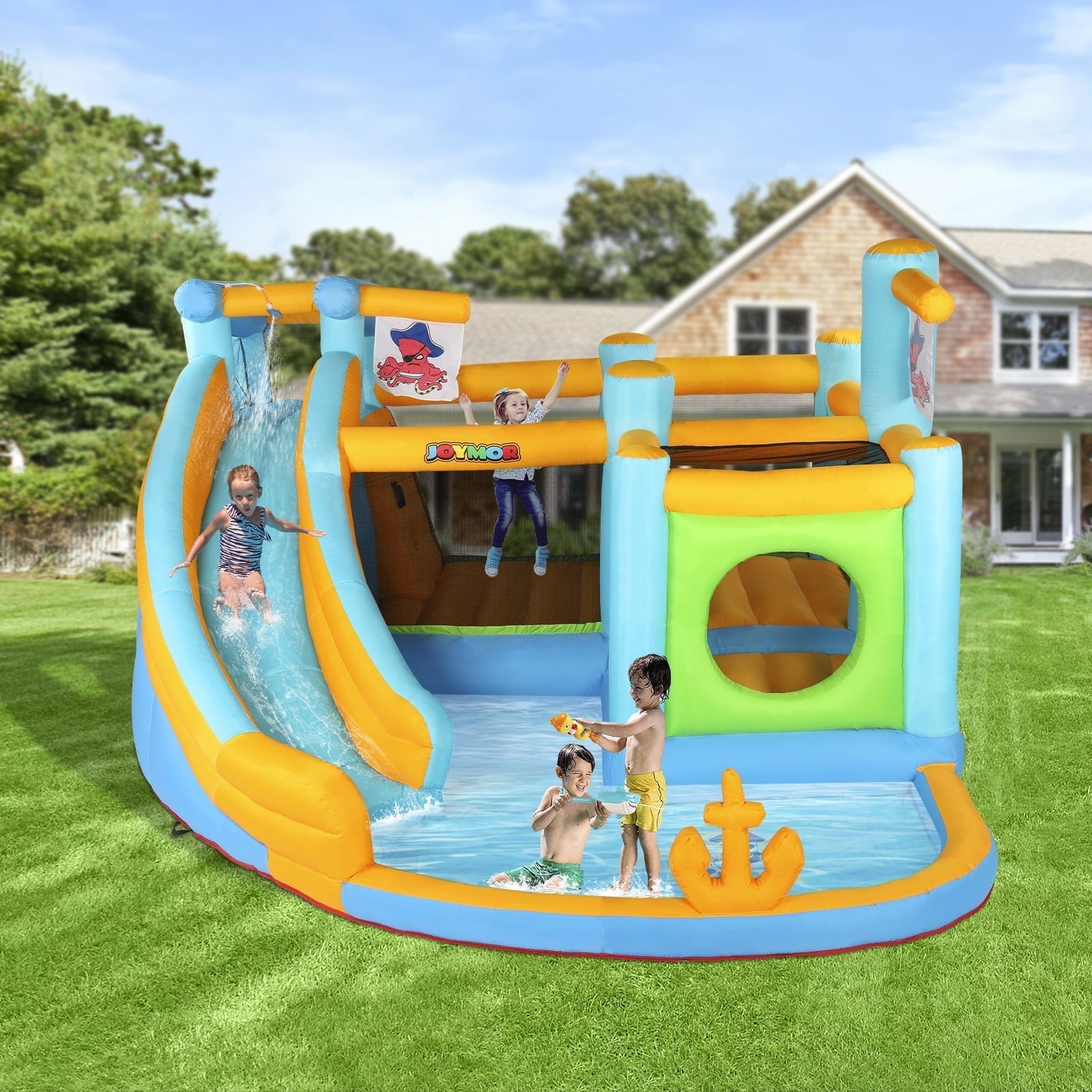 JOYMOR Parque Acuático Inflable con Tobogán – Casa Saltarina Temática de Piratas con Curso de Obstáculos, Cañón de Agua, Piscina de Chapoteo y Castillo Inflable para Exterior – Para Niños de 3 a 12 Años (Incluye Soplador)