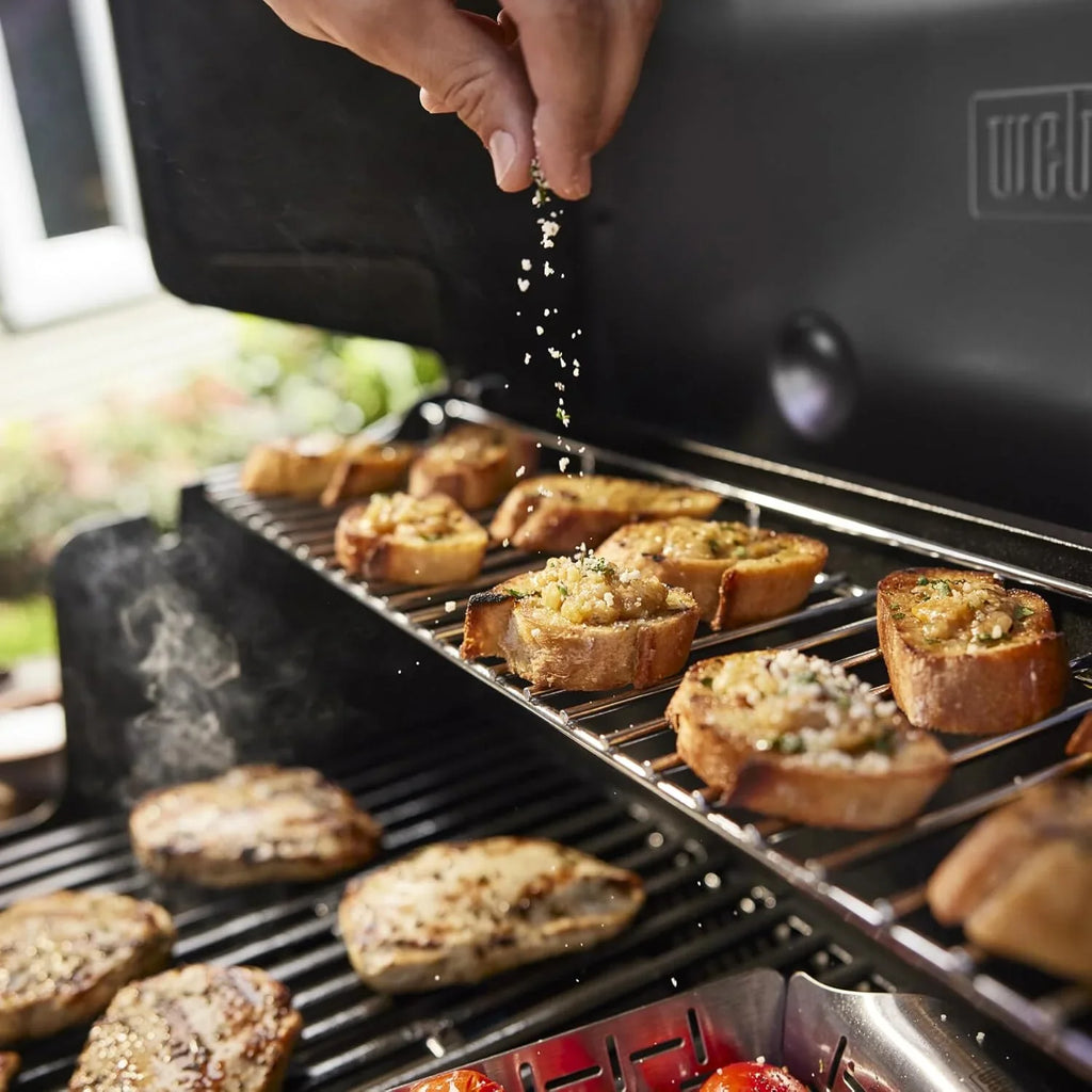 2025 Weber Genesis E-325 a gas propano, color negro