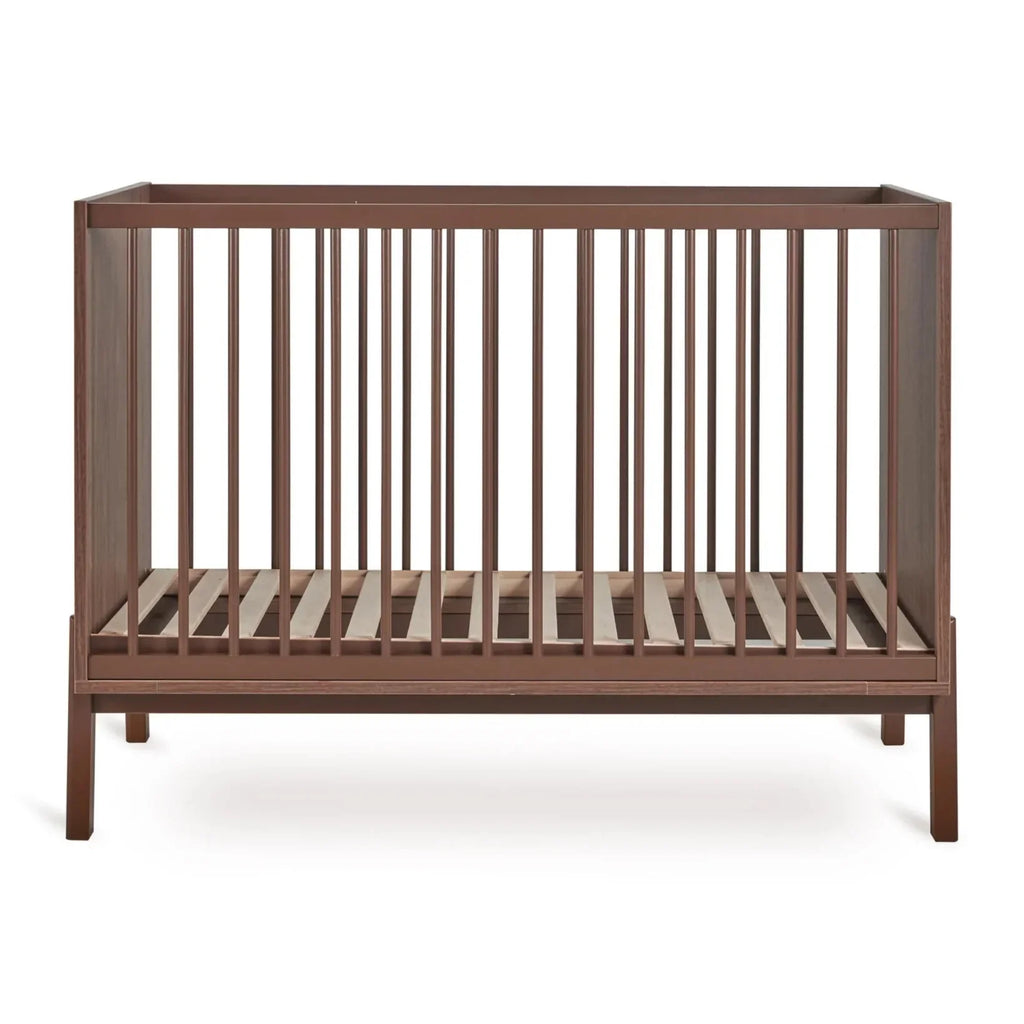 2025 Cuna Quax colección Ashi – Marrón castaña | Elegancia atemporal y diseño minimalista | Altura ajustable (30/45/60 cm) | Haya certificada FSC | Incluye somier de lamas, sin colchón