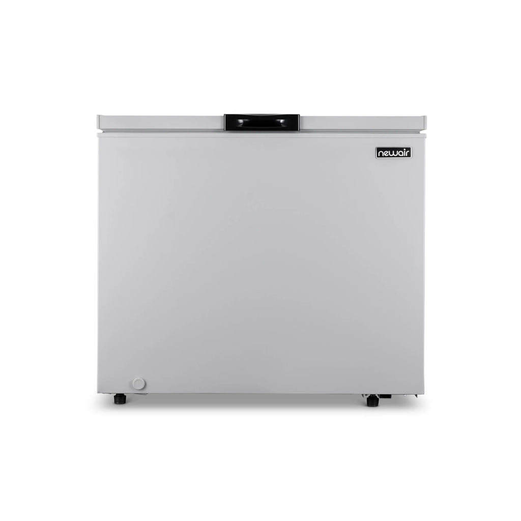 2025 Congelador tipo baúl compacto Newair®, 6.7 pies cúbicos – Gris fresco