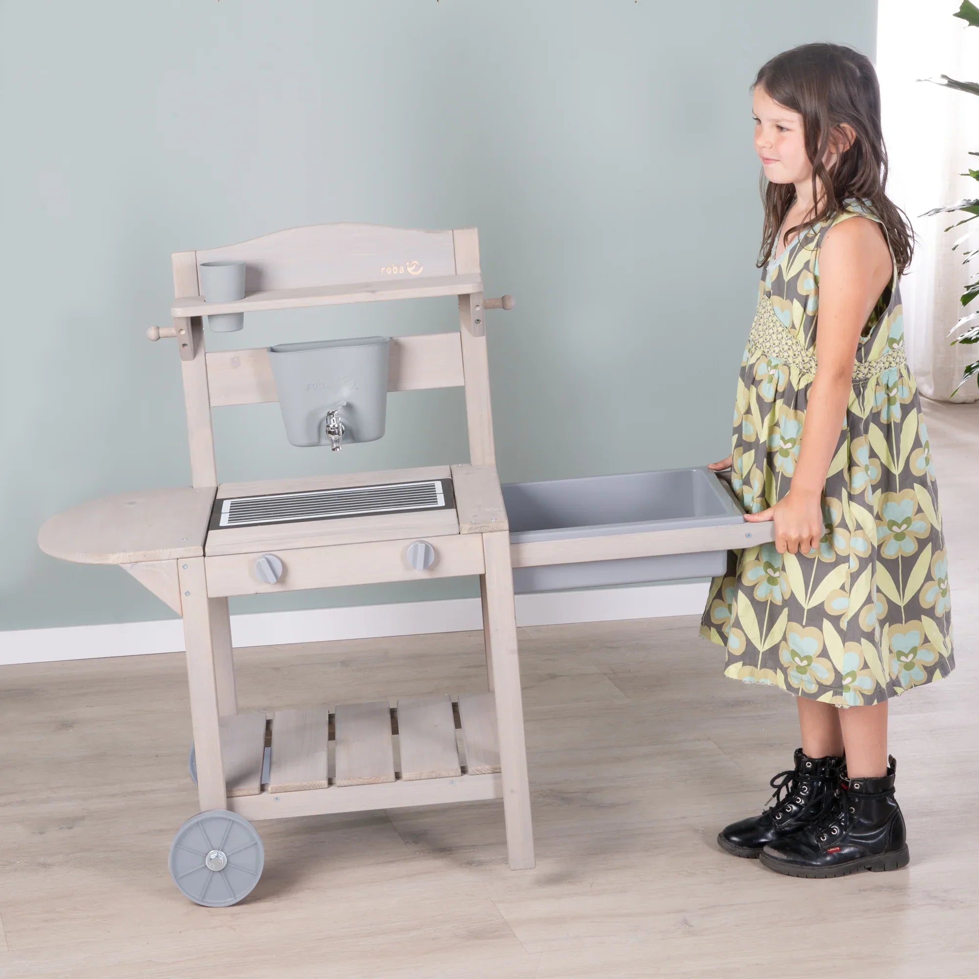 Cocina móvil de juego "Mud & Play BBQ" para niños – Madera certificada FSC – Acabado en gris grabado