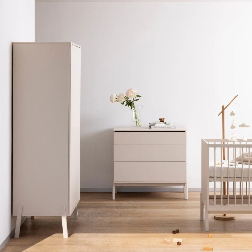 2025 Cuna Quax Ashi – 60x120 cm | Ajustable en 3 alturas | Madera de haya certificada FSC | Color Greige | Con somier de lamas, sin colchón
