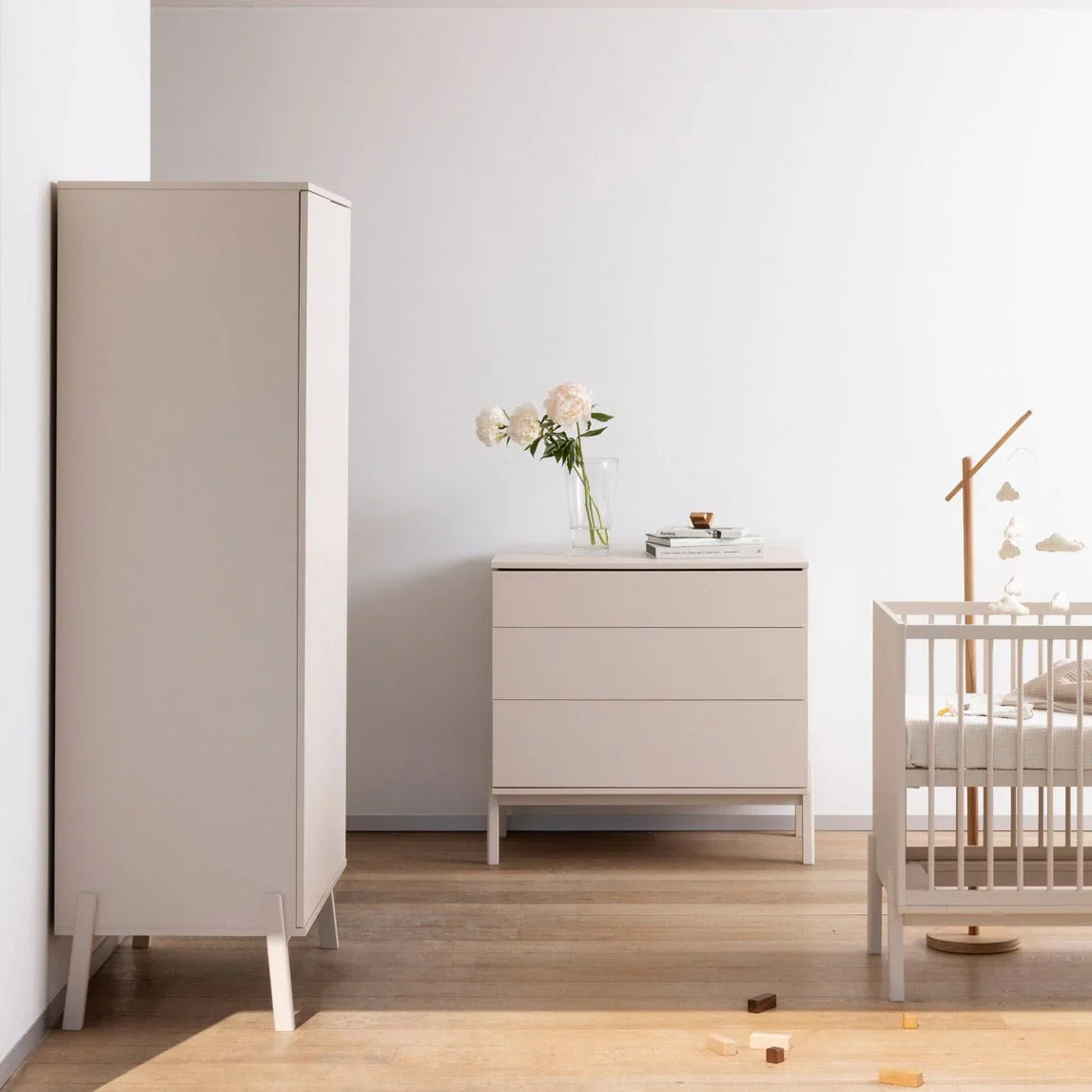 2025 Cuna Quax Ashi – 60x120 cm | Ajustable en 3 alturas | Madera de haya certificada FSC | Color Greige | Con somier de lamas, sin colchón