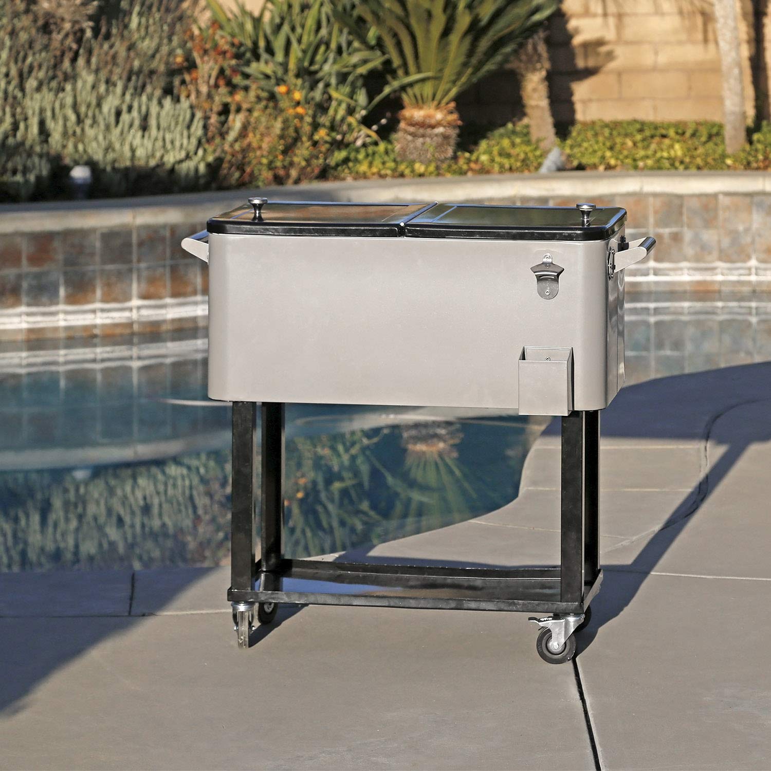 Enfriador con ruedas de 80 cuartos / 20 galones para patio al aire libre, gris, carrito portátil para bebidas frías con estante, soporte y abridor de botellas