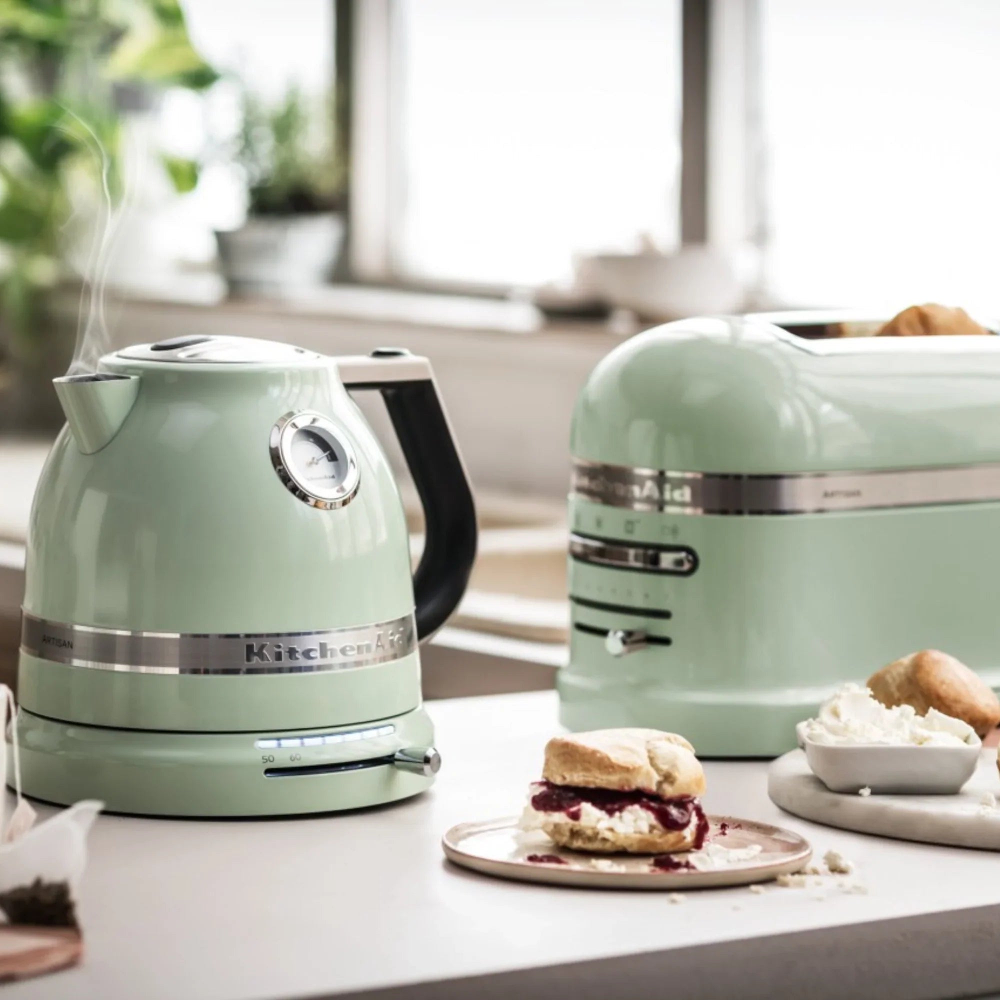 2025 Set de desayuno KitchenAid Artisan con hervidor 5KEK1522, tostadora de 2 ranuras 5KMT2204 y soporte para panecillos