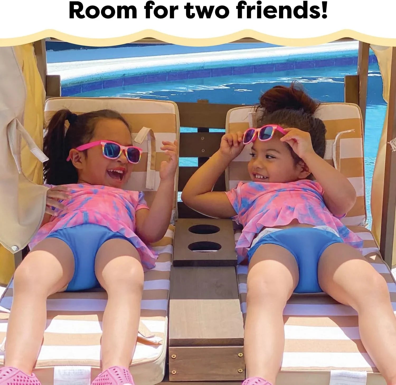 Tumbona Doble de Madera para Niños KidKraft con Porta Vasos, Muebles de Jardín para Niños, Color Miel con Tela a Rayas Azul Marino y Blanco, Regalo para Niños de 3 a 8 Años