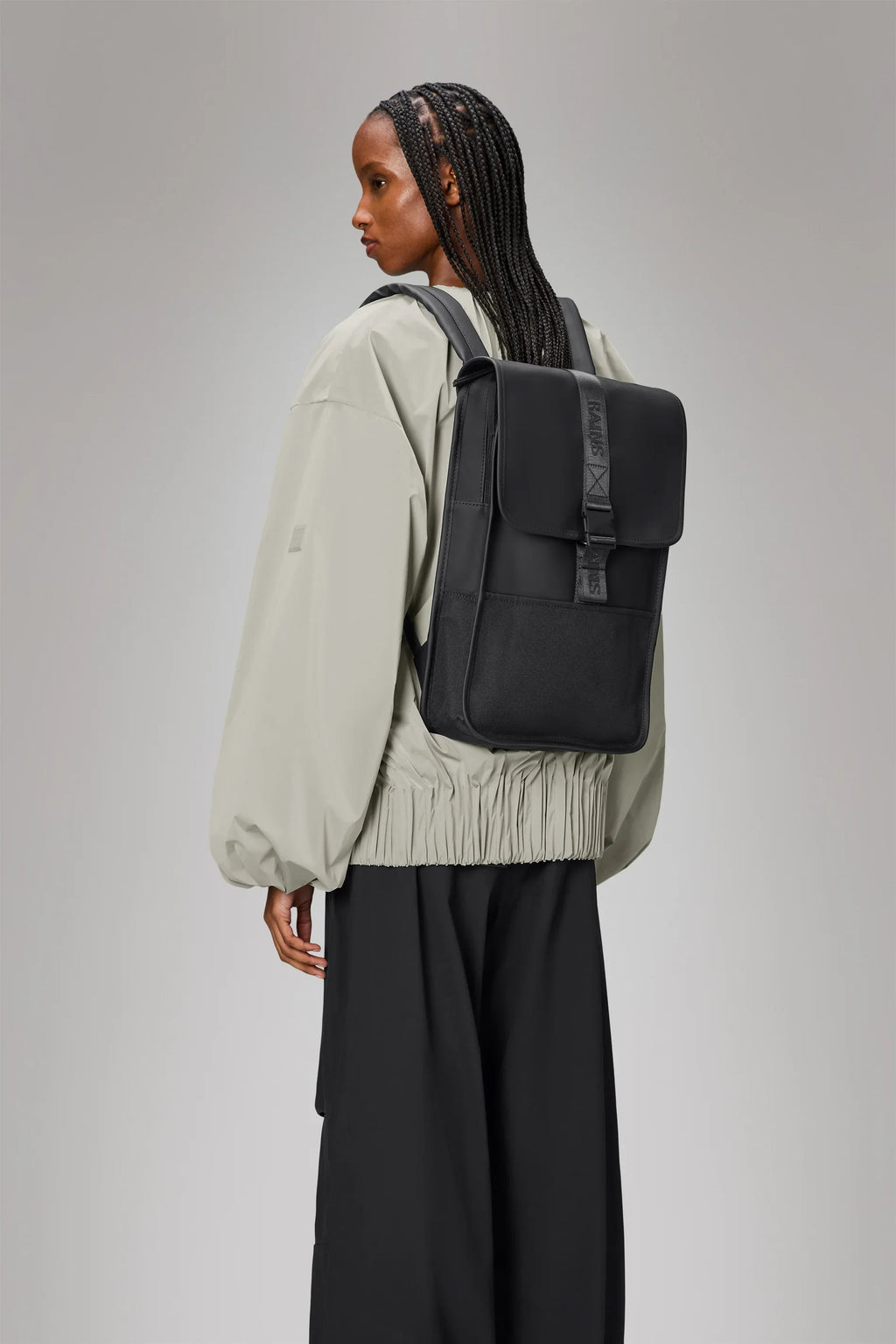 2025 Trail Backpack Mini – Mochila de Día Repelente al Agua (15") con Solapa y Hebilla de Goma – Tejido PU – Compartimento Acolchado para Portátil