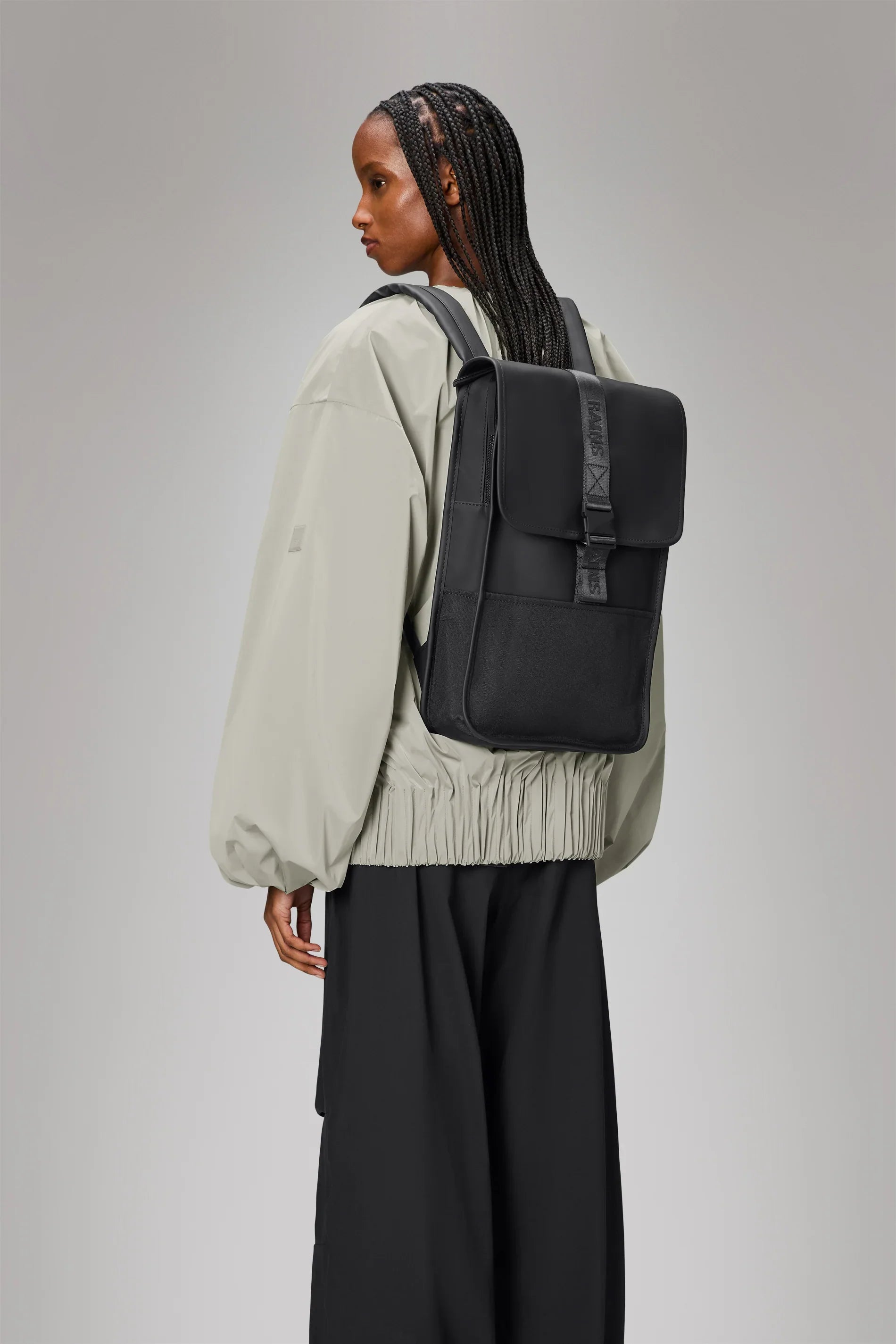 2025 Trail Backpack Mini – Mochila de Día Repelente al Agua (15") con Solapa y Hebilla de Goma – Tejido PU – Compartimento Acolchado para Portátil