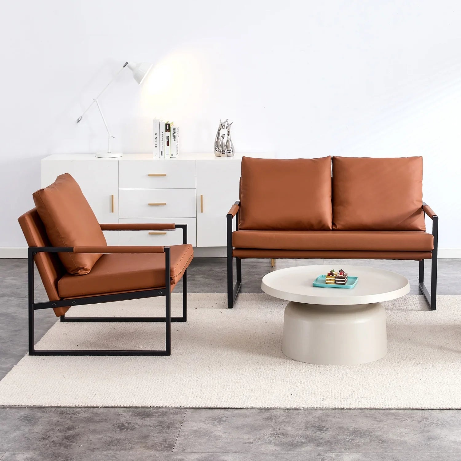 Sofá moderno de dos plazas con 2 cojines – cuero sintético, relleno de espuma de alta densidad, estructura metálica negra lacada. Color: marrón.