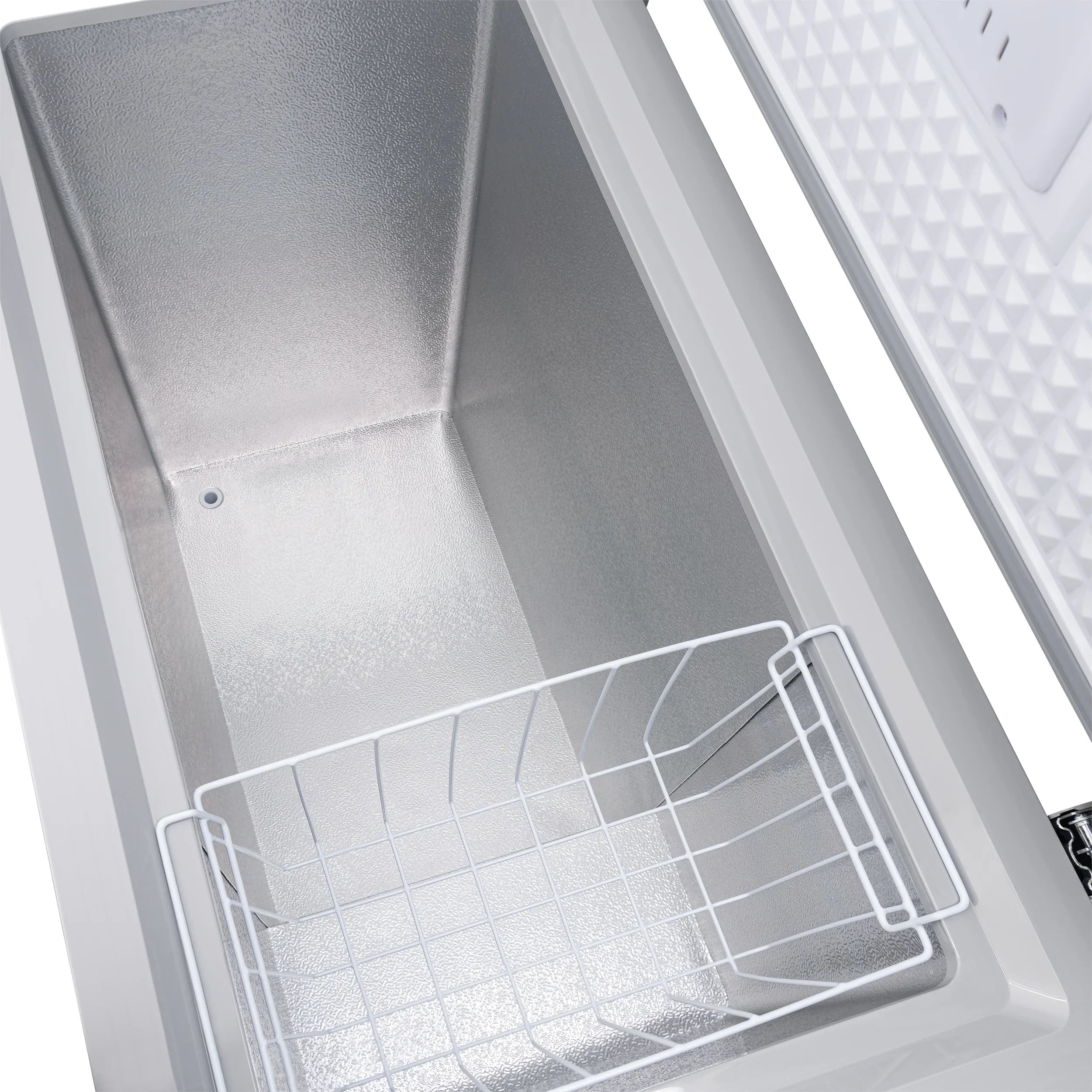 2025 Congelador tipo baúl compacto Newair®, 6.7 pies cúbicos – Gris fresco