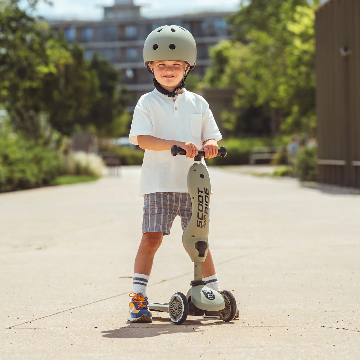 2025 Scoot and Ride Bicicleta sin pedales y Patinete 2 en 1 – Highwaykick 1 – Oliva