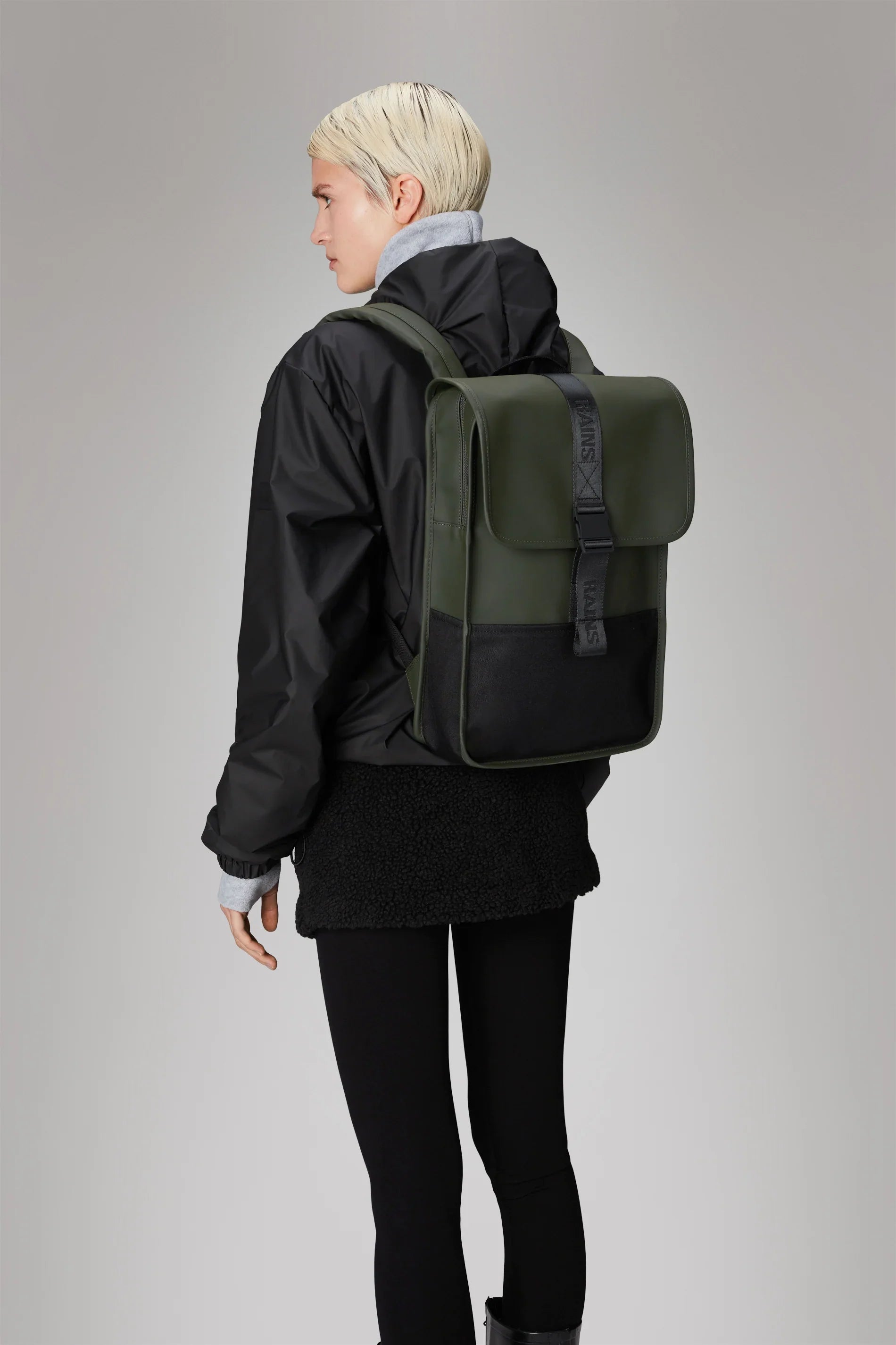 2025 Trail Backpack Mini – Mochila de Día Repelente al Agua (15") con Solapa y Hebilla de Goma – Tejido PU – Compartimento Acolchado para Portátil