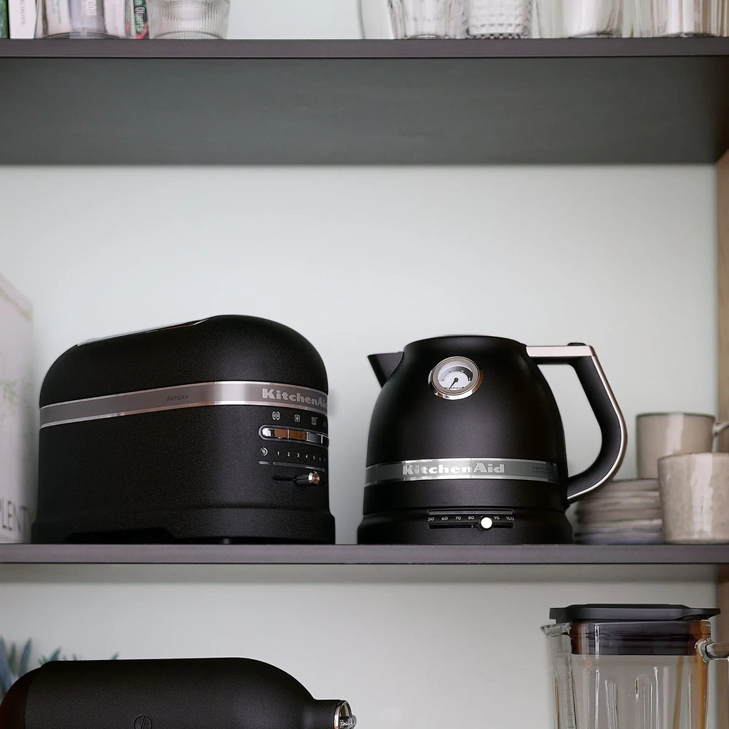 2025 Set de desayuno KitchenAid Artisan con hervidor 5KEK1522, tostadora de 2 ranuras 5KMT2204 y soporte para panecillos