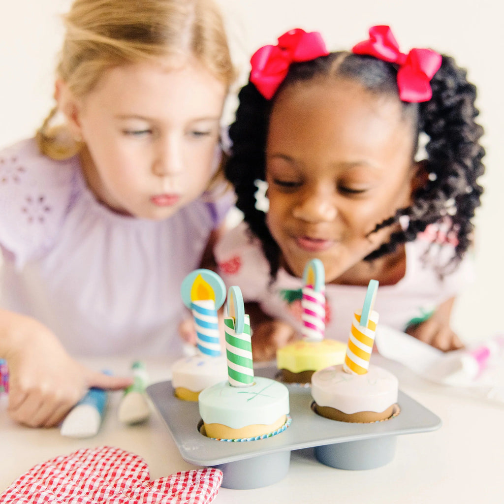 Melissa & Doug Juego de Juguete para Hornear y Decorar Cupcakes de Madera – Certificado FSC