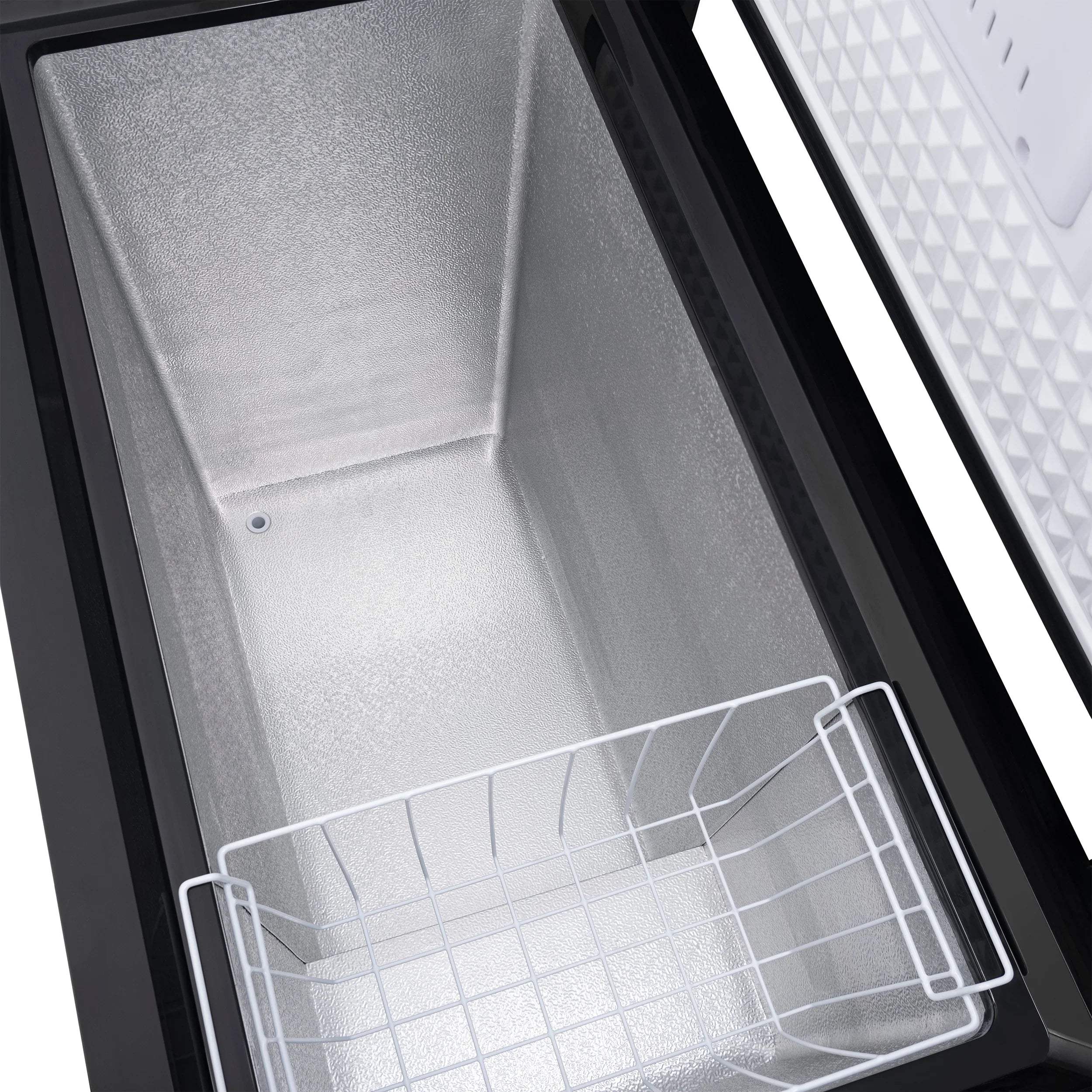 2025 Congelador tipo baúl compacto Newair®, 6.7 pies cúbicos – Negro
