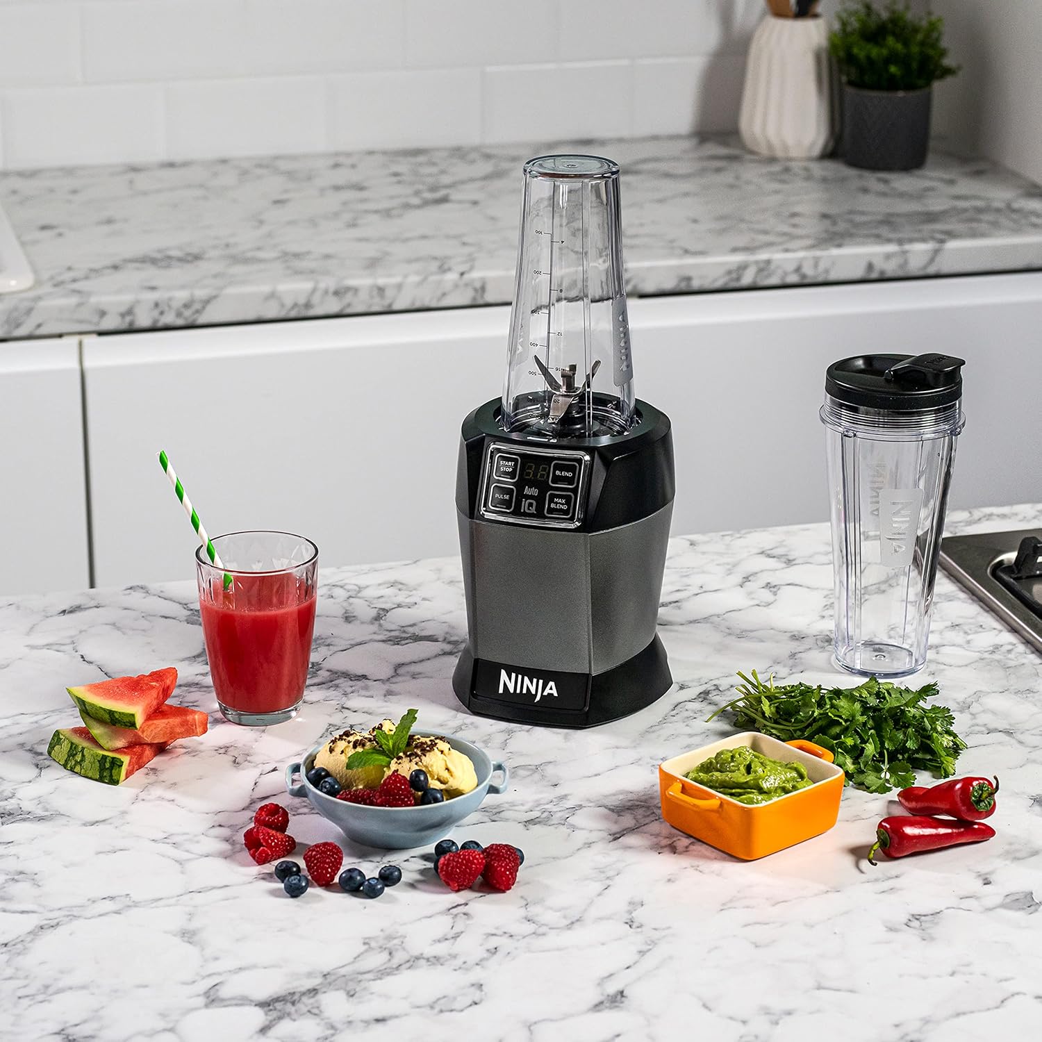 Ninja BN750EU Licuadora 2-en-1 – 1200 W, 3 Programas Automáticos, 4 Configuraciones Manuales, Tecnología Auto-iQ, Jarra de 2.1 L y Vaso de 700 ml, Piezas Aptas para Lavavajillas – Negro/Plata