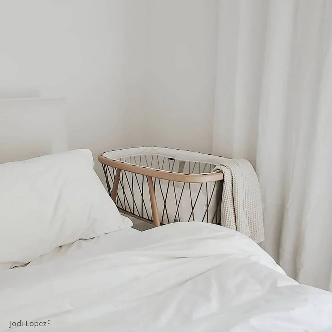 2025 Cuna KUMI de Charlie Crane – Capullo transparente con suave balanceo lateral | Dimensiones 81x56x72 cm | Colchón de espuma incluido | Cordones personalizables | Diseño moderno y minimalista