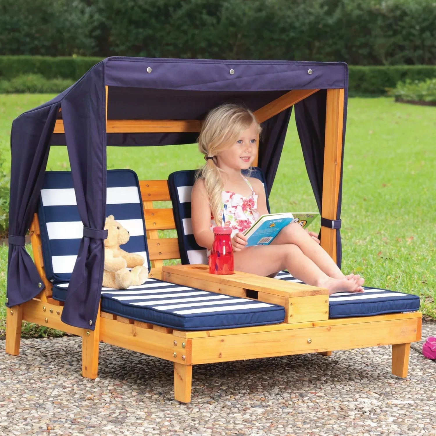 Tumbona Doble de Madera para Niños KidKraft con Porta Vasos, Muebles de Jardín para Niños, Color Miel con Tela a Rayas Azul Marino y Blanco, Regalo para Niños de 3 a 8 Años