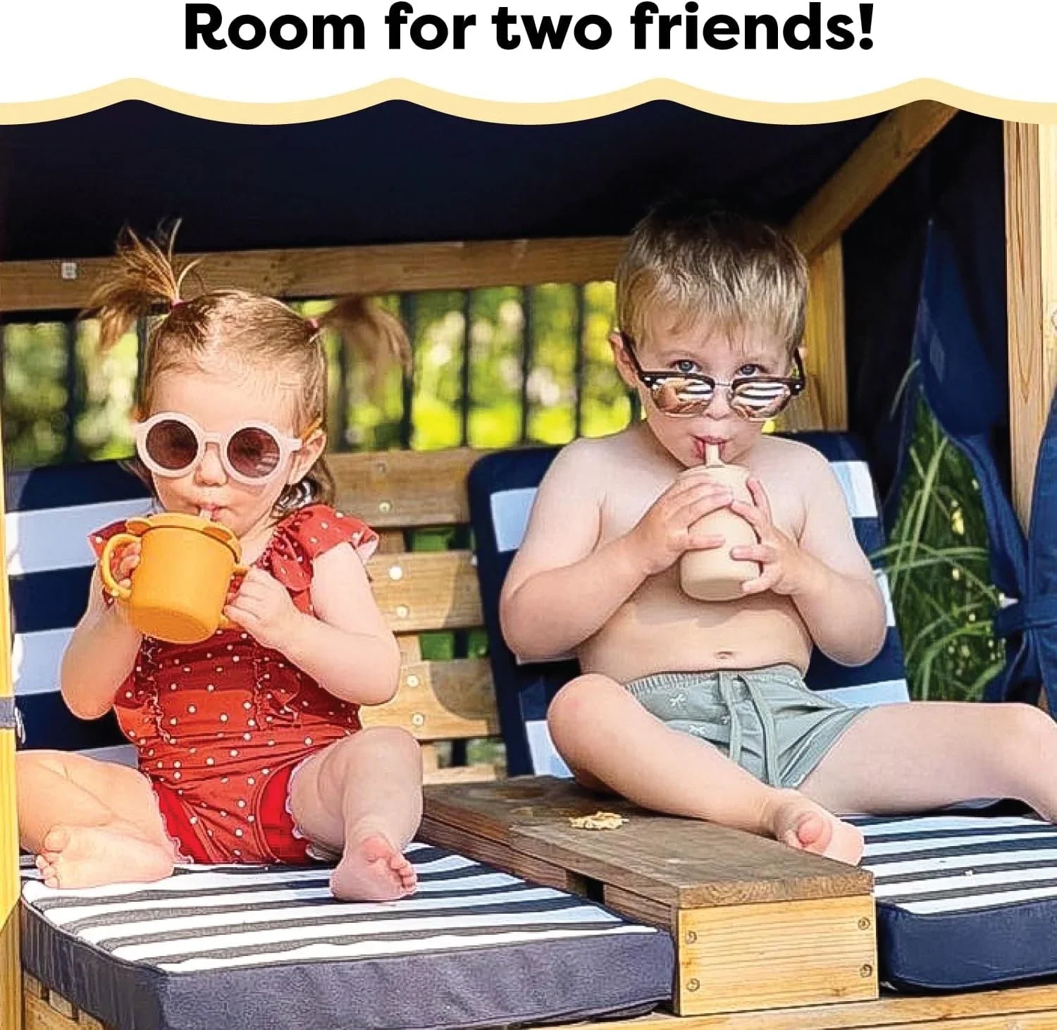 Tumbona Doble de Madera para Niños KidKraft con Porta Vasos, Muebles de Jardín para Niños, Color Miel con Tela a Rayas Azul Marino y Blanco, Regalo para Niños de 3 a 8 Años
