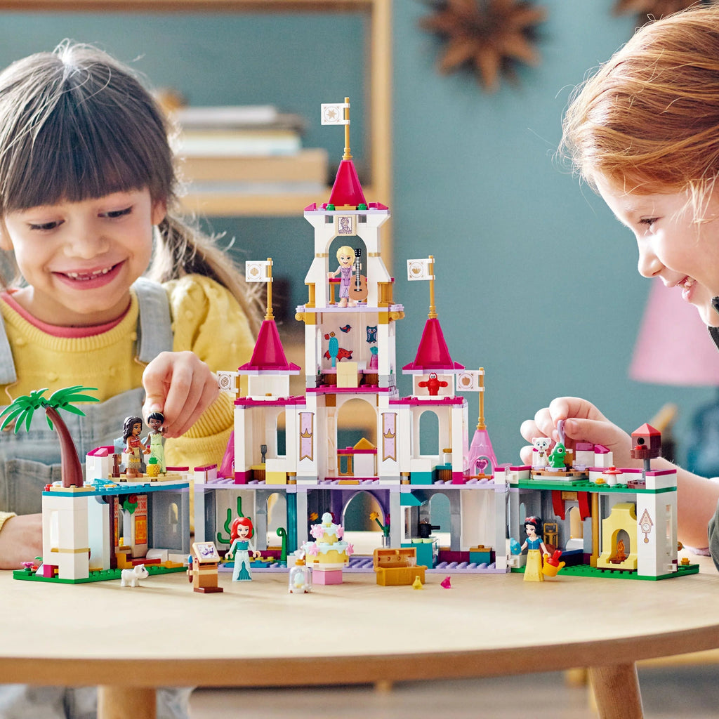 LEGO Disney Princesas Castillo de la Aventura Definitiva, Set de Construcción de Juguete, Incluye 5 Mini Muñecas de Princesas Disney: Ariel, Rapunzel y Blancanieves, Regalo Disney para Niños y Niñas, 43205