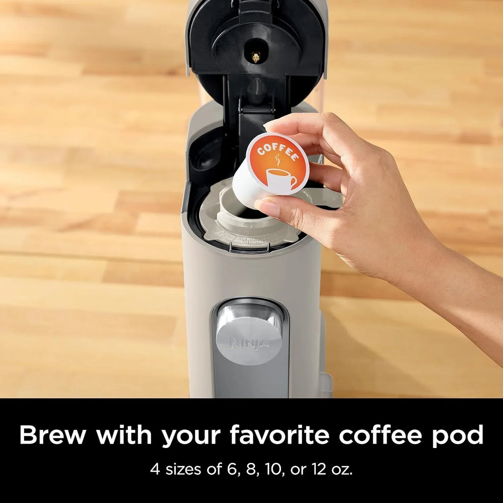 2025 Cafetera de porción individual Ninja Pods & Grounds, compatible con K-Cup, prepara café molido o cápsulas, diseño compacto, depósito de 56 oz, tamaños de taza de 6 oz a 24 oz para viaje, café frío, color piedra, modelo PB041ST