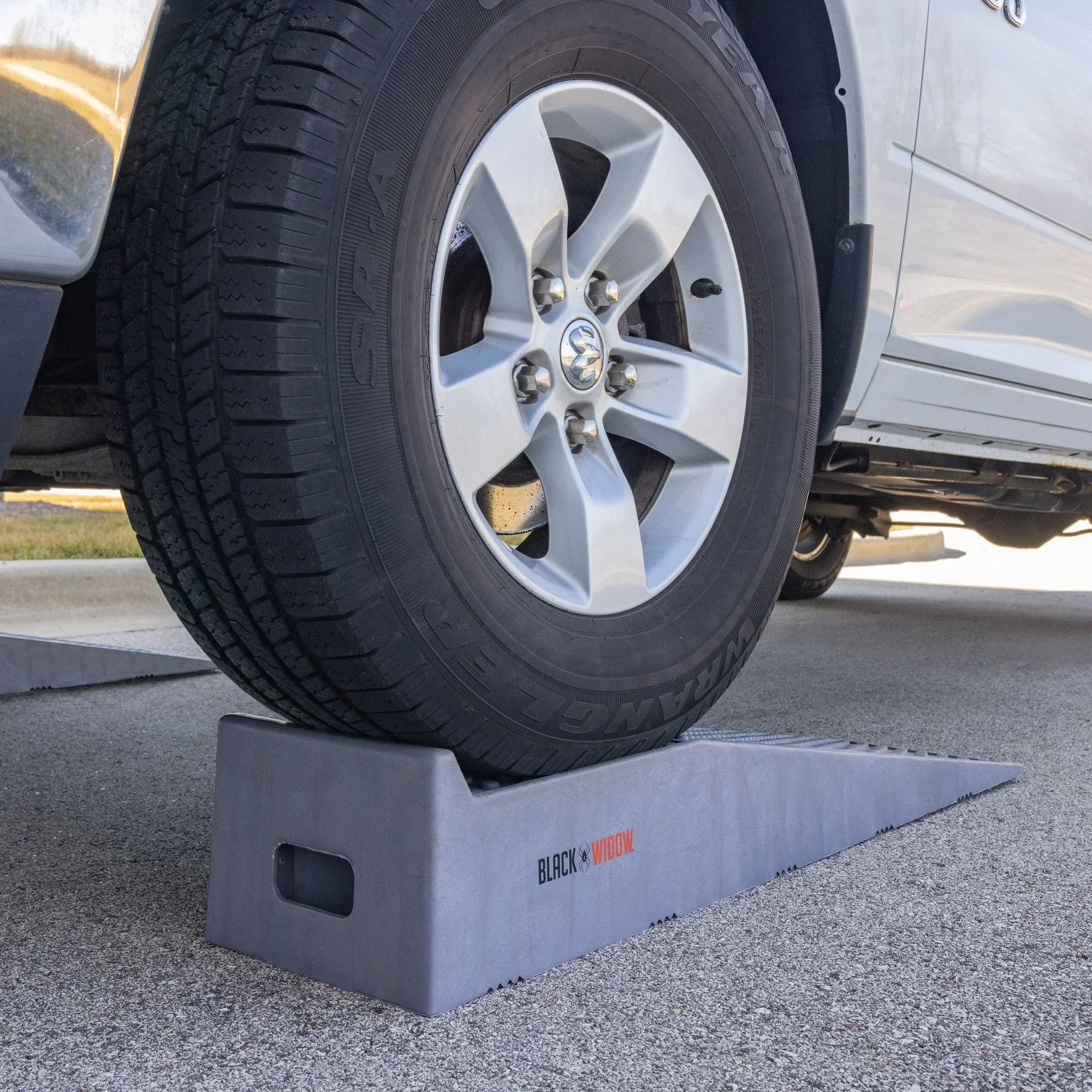 Rampas de acceso de plástico ligero Black Widow – Capacidad de carga de 10,000 libras por par
