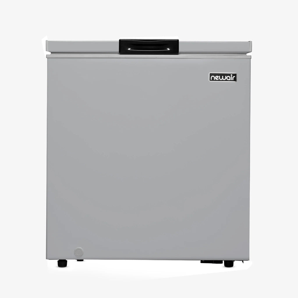 2025 Congelador Horizontal Mini-Profunfo Newair – 5 pies³ – Gris Frío