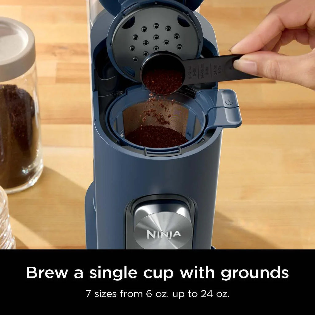 2025 Cafetera de porción individual Ninja Pods & Grounds, compatible con K-Cup, prepara café molido o cápsulas, diseño compacto, depósito de 56 oz, tamaños de taza de 6 oz a 24 oz para viaje, café frío, color piedra, modelo PB041ST